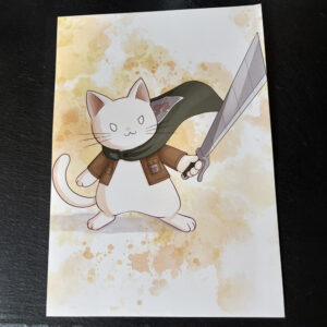 A4 Print mit gezeichneter wei&szlig;er Katze in brauner Uniformjacke und gr&uuml;nem Umhang, die eine Klinge h&auml;lt, vor gelb-orangem Aquarell-Hintergrund