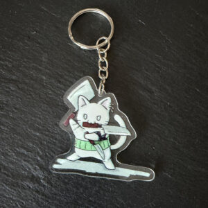 Acryl-Schl&uuml;sselanh&auml;nger mit gezeichneter wei&szlig;er Katze mit gr&uuml;ner Bauchbinde, die ein Schwert in Pfote und Maul h&auml;lt, an Metallkette
